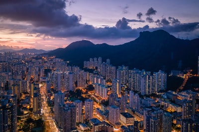 城市建筑物夜间鸟瞰图